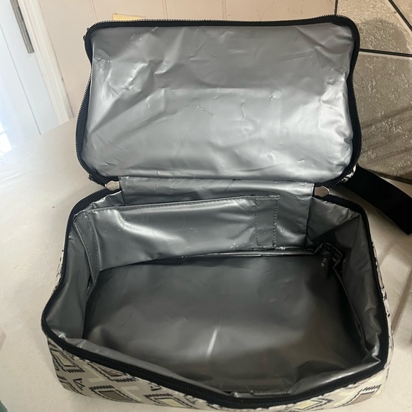 Geometric Patterned Insulated Bag - Picture 3 of 3